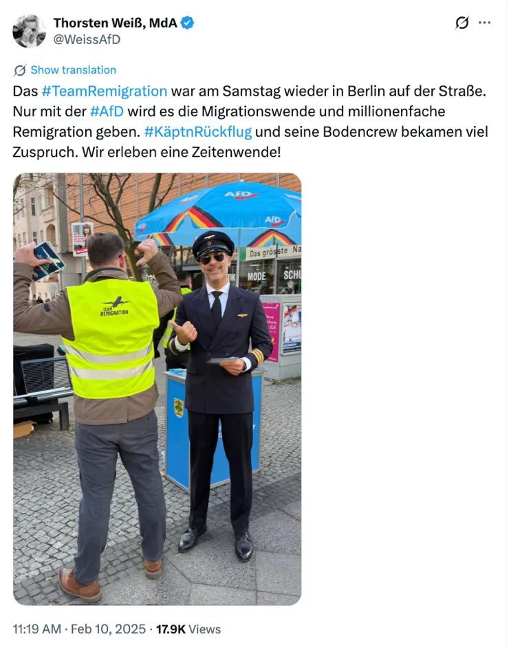 Ein Bild, das Text, Kleidung, Person, Schuhwerk enthält. KI-generierte Inhalte können fehlerhaft sein.